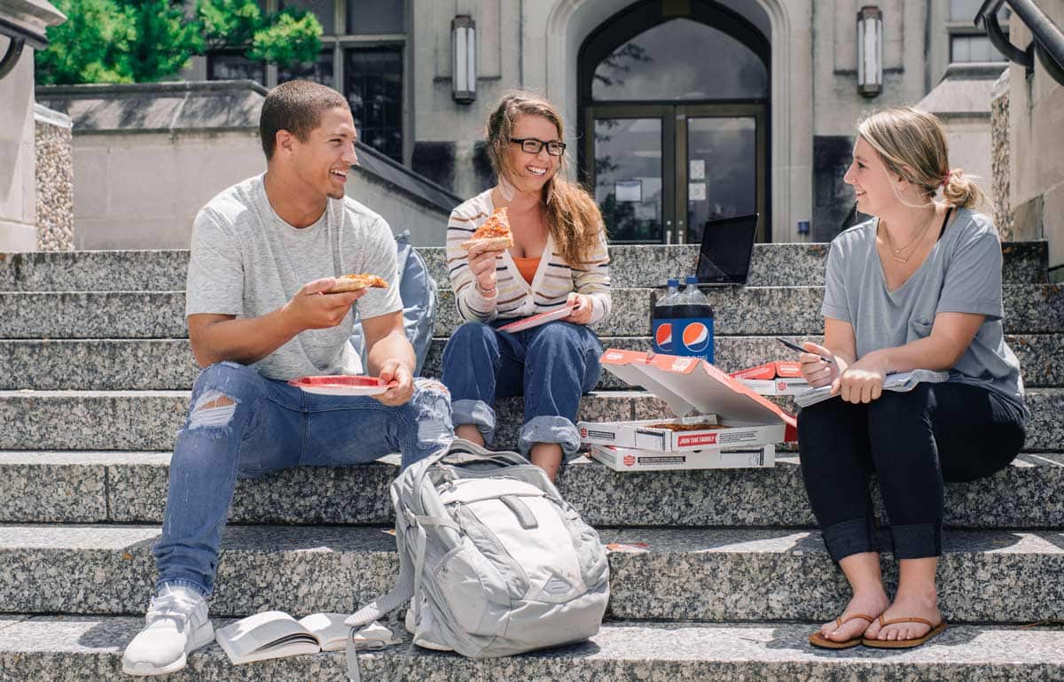 Students eating pizza