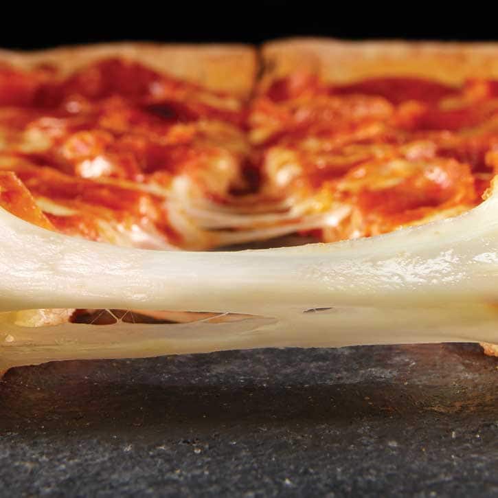 salsa de pizza vertida sobre masa fresca