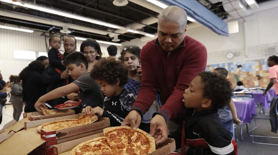People getting pizza
