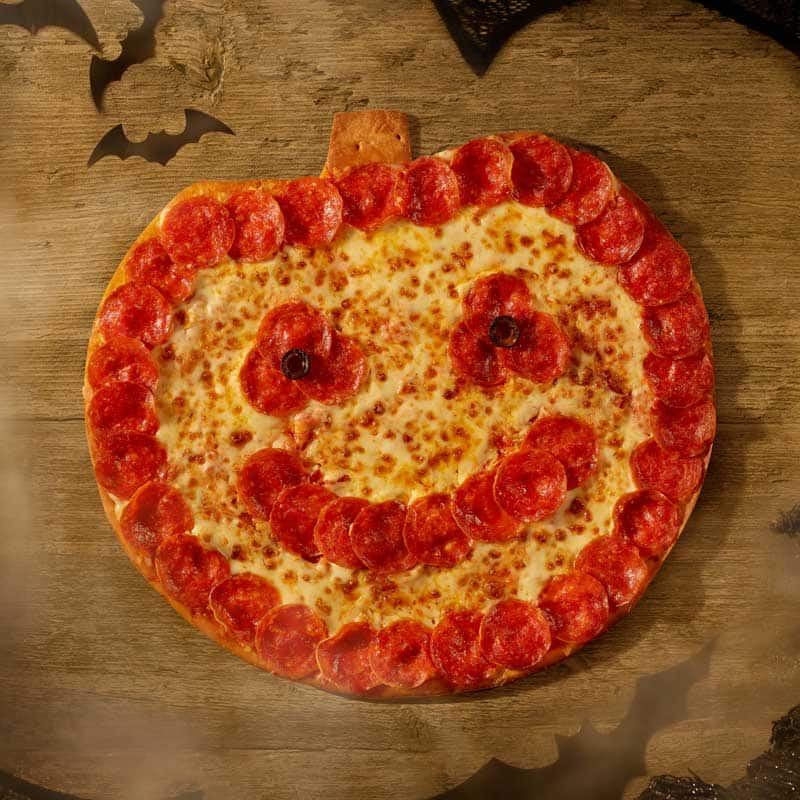pizza de pepperoni con forma de jack-o-lantern