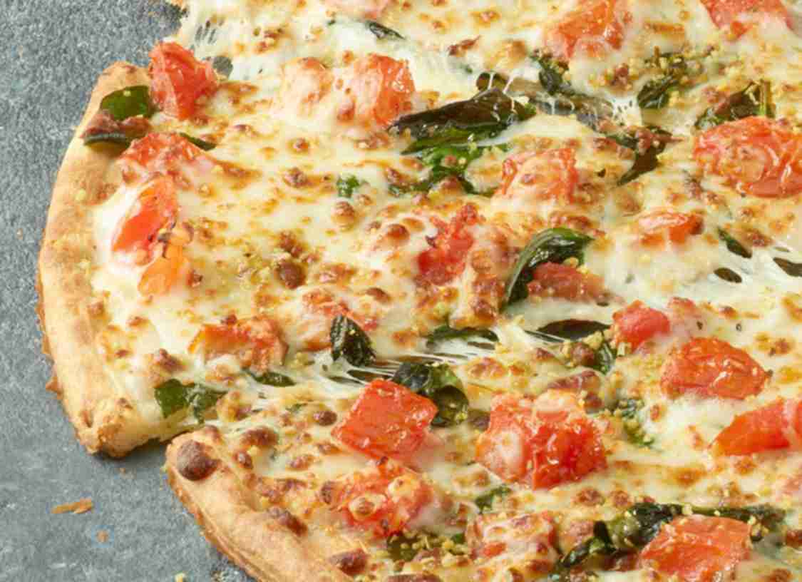 Pizza Fresh Spinach & Tomato Alfredo